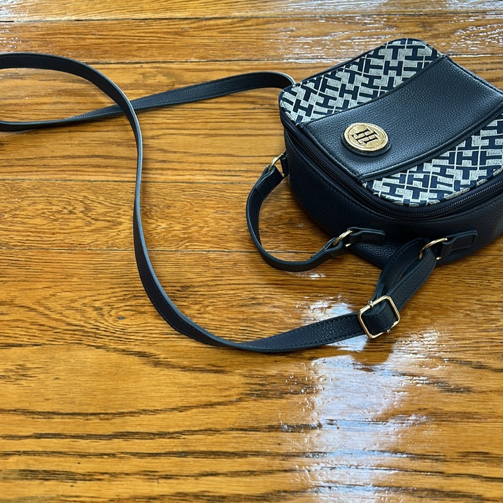 Tommy Hilfiger navy blue crossbody purse.  Zip close. Great condition. - Picture 3 of 11